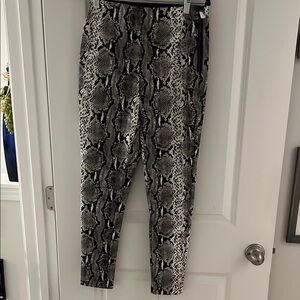 Chic Snakeskin Print Skirt with Zipper